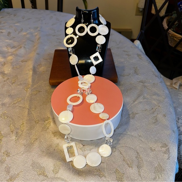 Mother of Pearl Necklace and Earrings set - Picture 9 of 9